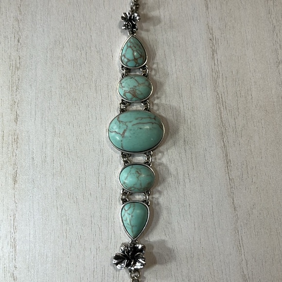 Fossil turquoise look bracelet with silver tone flowers - Picture 3 of 8